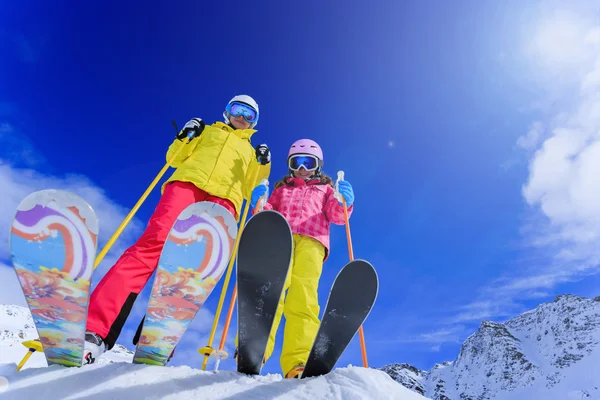 白馬の雪山とスキーヤー